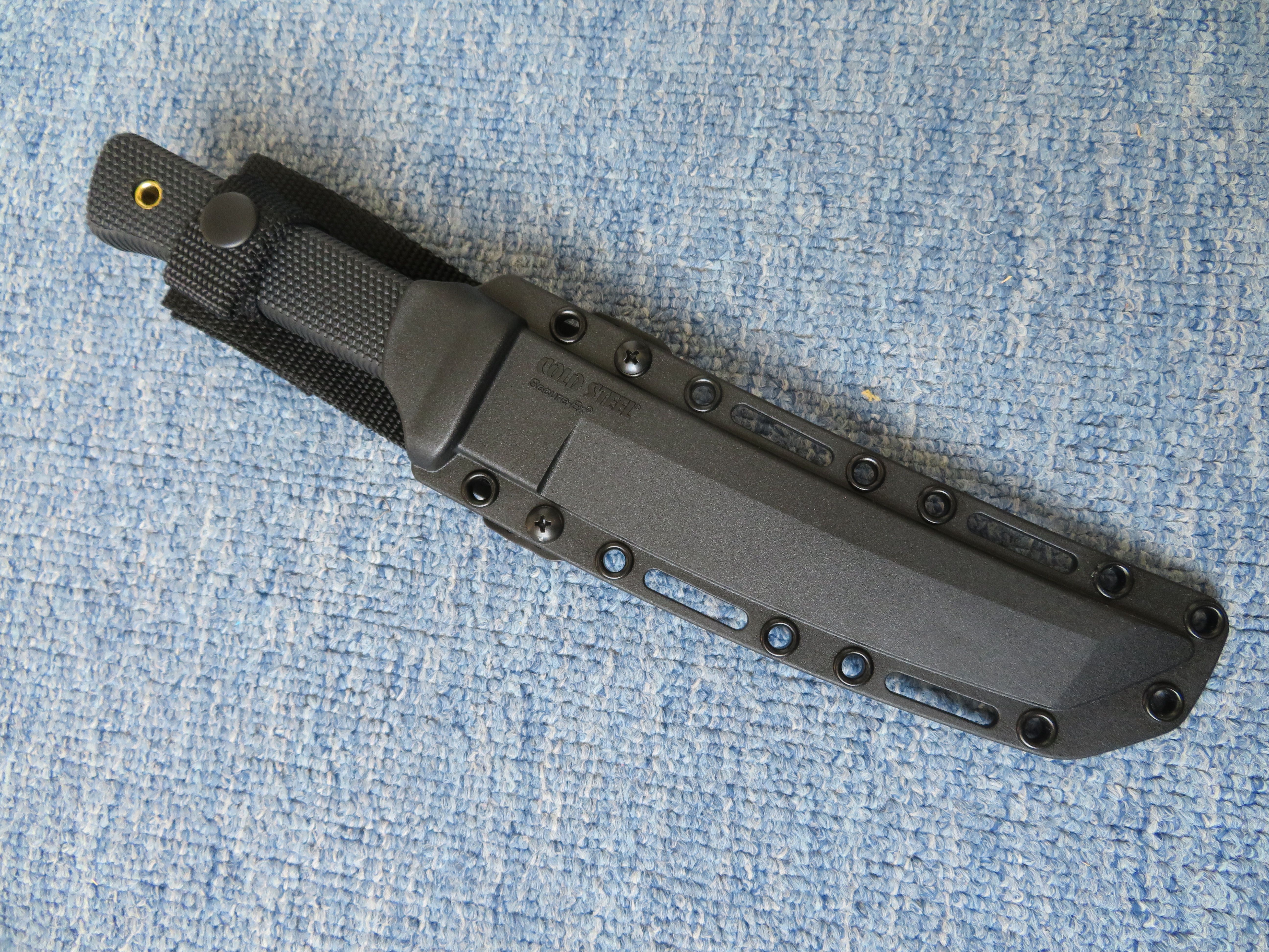 Cold Steel Recon Tanto Testovaný nůž v plastovém pouzdru.